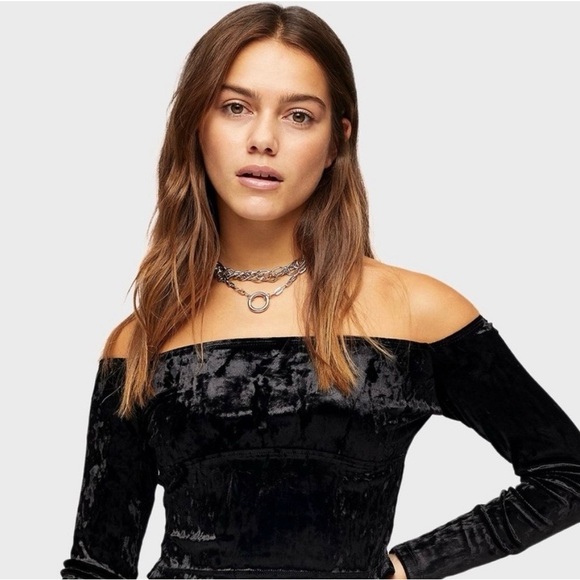 NWOT off the shoulder velvet top size 2 - Picture 2 of 5